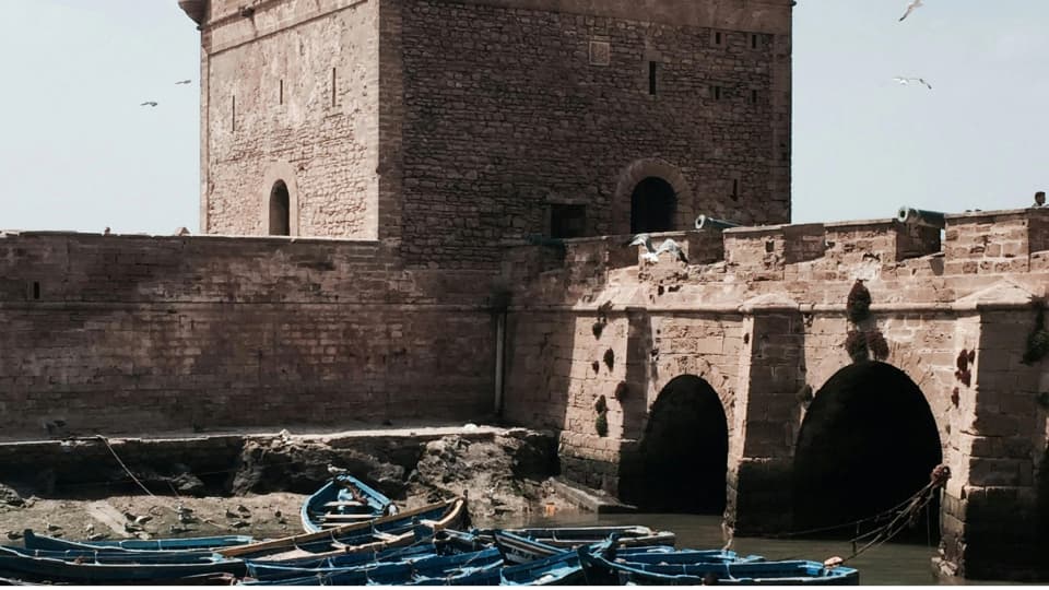 Puerto pesquero de Essaouira con barcas azules