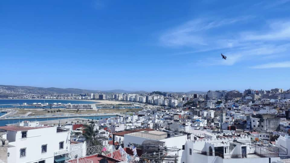 Vista panorámica de la ciudad de Tánger, una mezcla de historia y modernidad.