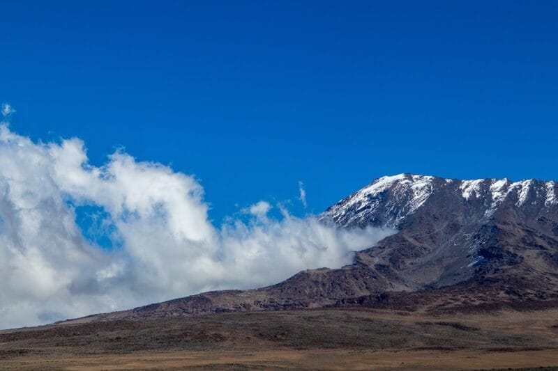 Montañistas ascendiendo el Kilimanjaro, un sitio emblemático que ver en Tanzania.