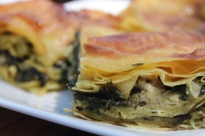 Börek hojaldre relleno de queso o carne en la comida típica turca