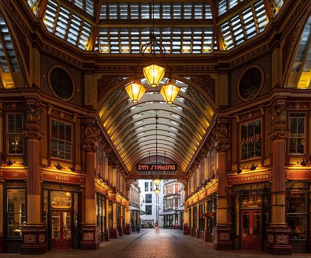 El vibrante Borough Market, un destino gastronómico imprescindible que ver en Londres en 3 días.