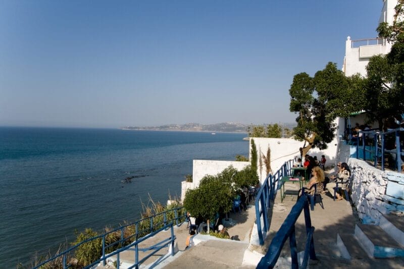 El icónico Café Hafa en Tánger con vistas al mar Mediterráneo.