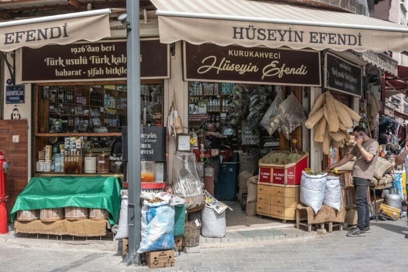 Café de Kurukahveci Mehmet Efendi, marca icónica en Estambul para comprar café.