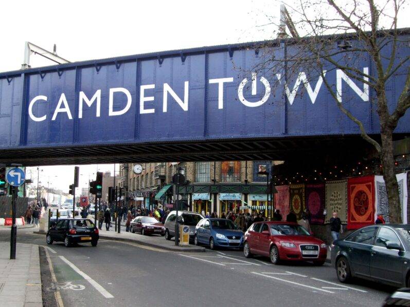 El vibrante Camden Town, famoso por sus mercados y ambiente alternativo, un lugar único que ver en Londres en 3 días.