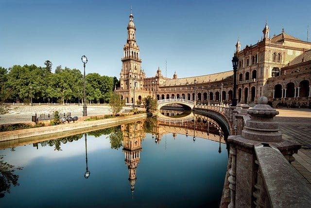 Vistas panorámicas de la Catedral de Sevilla y la Giralda desde la Plaza del Triunfo. Sevilla.