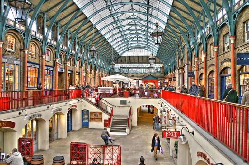 Covent Garden, un encantador destino con tiendas, restaurantes y entretenimiento en vivo, ideal que ver en Londres en 3 días.