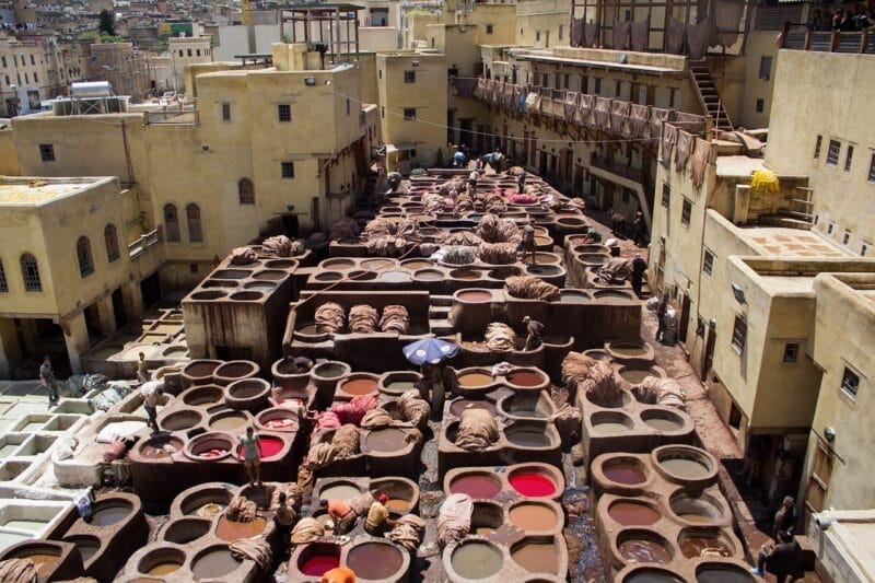 Las tradicionales curtidurías de Fez, uno de los lugares más fascinantes que ver en un viaje de 7, 4 o 3 días por Marruecos.