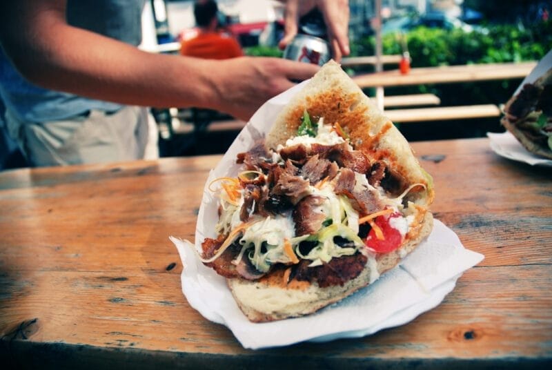 Döner Kebab plato icónico de la comida típica turca