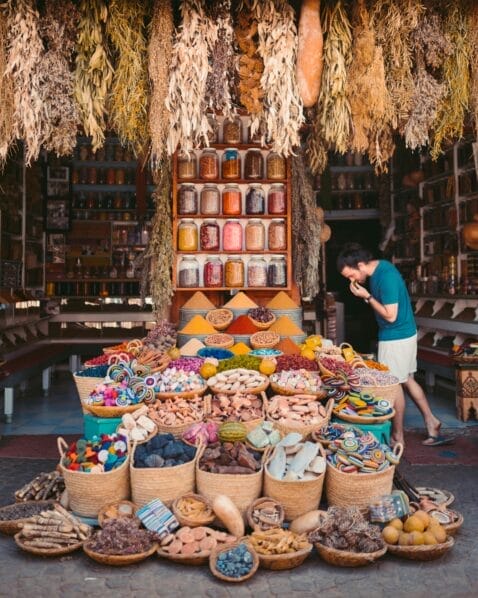 Especias marroquíes como ras el hanout cúrcuma y azafrán disponibles en los mercados