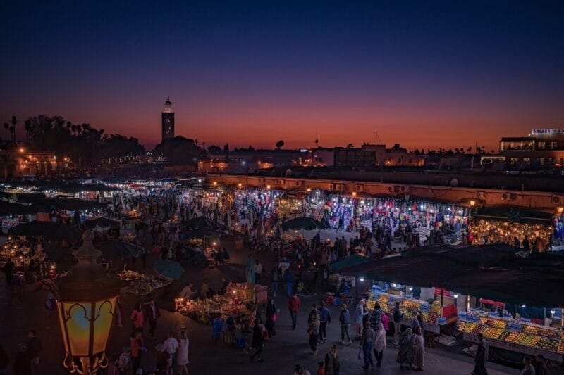 Vista nocturna de la plaza Jemaa el-Fna, corazón de Marrakech, ideal para visitar en 7, 4 o 3 días en Marruecos.