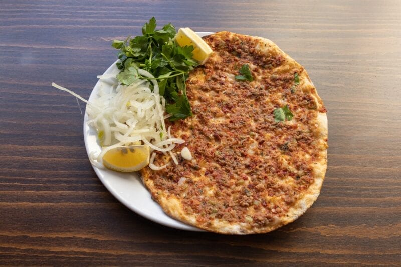 Lahmacun pizza fina de carne popular en la comida típica turca