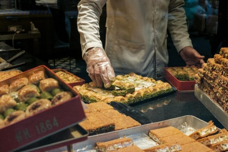 Deliciosos lokum y baklava, dulces turcos clásicos de Estambul.