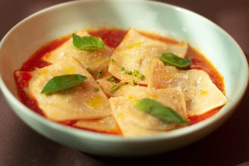 Manti pequeños ravioles turcos en la comida típica turca