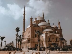 La Mezquita de Alabastro en El Cairo, un hito arquitectónico que no puedes perderte en 7 días en Egipto.