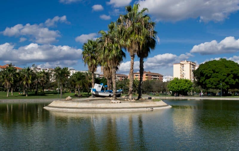 Sendero arbolado en el Parque de Málaga, un oasis natural en el centro de la ciudad