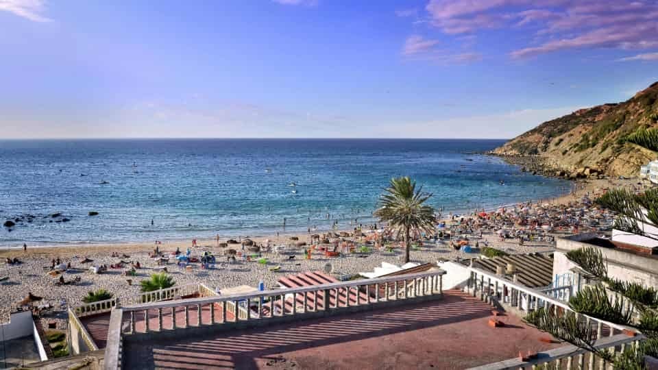 Playa Achakar en Tánger, perfecta para relajarse frente al mar.