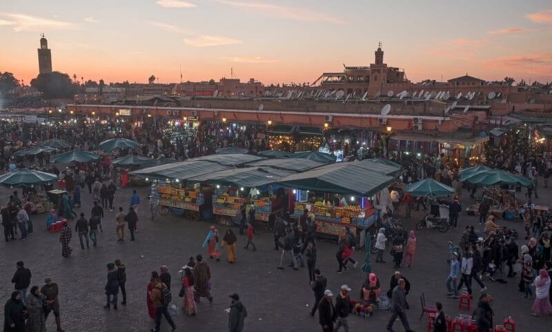 Vista de la Plaza Jemaa el-Fna, ideal para visitar en una estancia de 4 días en Marrakech