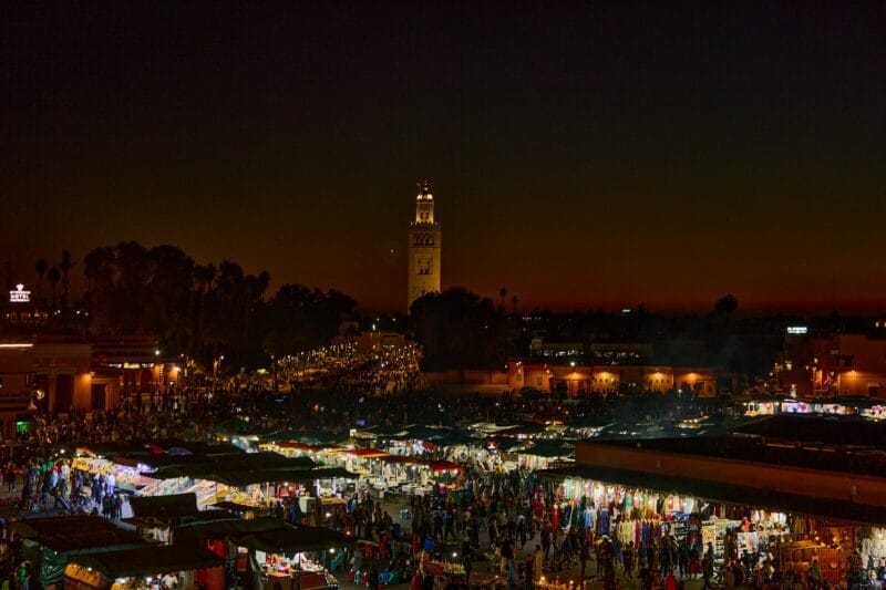 Plaza Jemaa el-Fna de noche, un sitio imperdible que ver en Marrakech