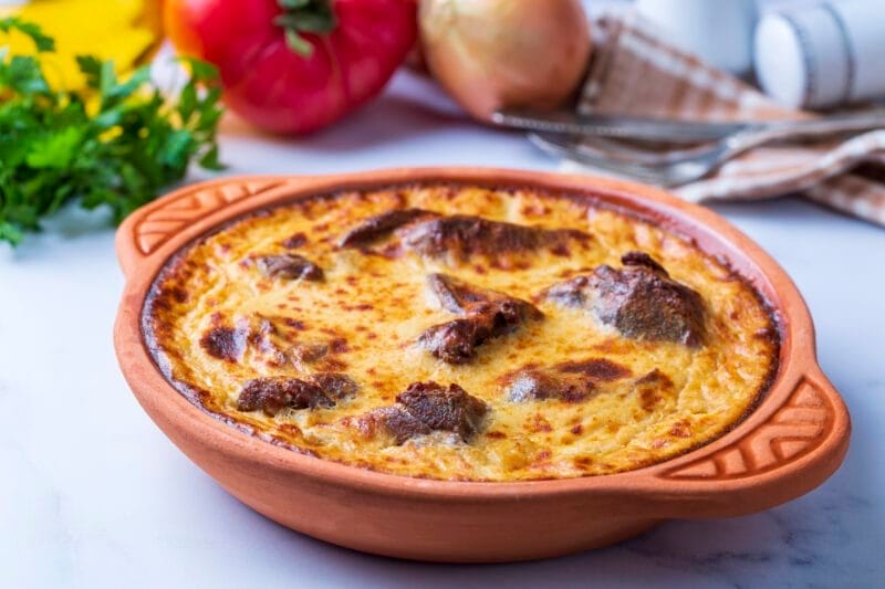 Tavë Kosi, un plato de cordero al horno: de lo mejor que comer en Albania