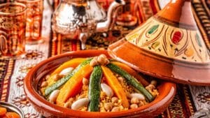 Couscous servido con verduras y carne