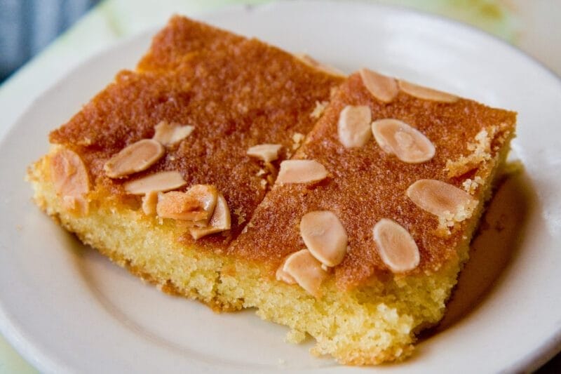 Basbousa, un dulce tradicional egipcio de sémola y miel, típico de lo que se come en Egipto