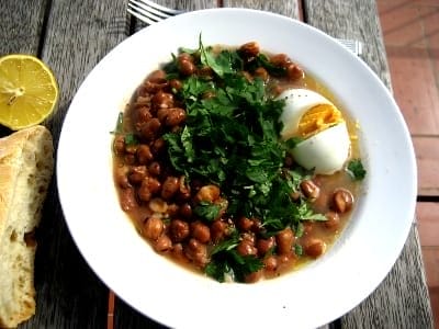 Ful Medames, un plato de habas cocidas con especias típico de lo que se come en Egipto