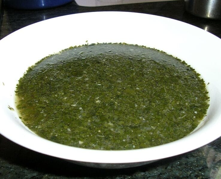 Molokhia, una sopa verde de hojas de molokhia típica en Egipto y parte esencial de lo que se come en el país