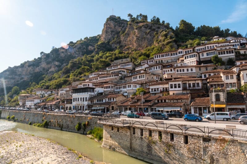 Berat, la "ciudad de las mil ventanas", en una ruta por Albania en 5 a 10 días