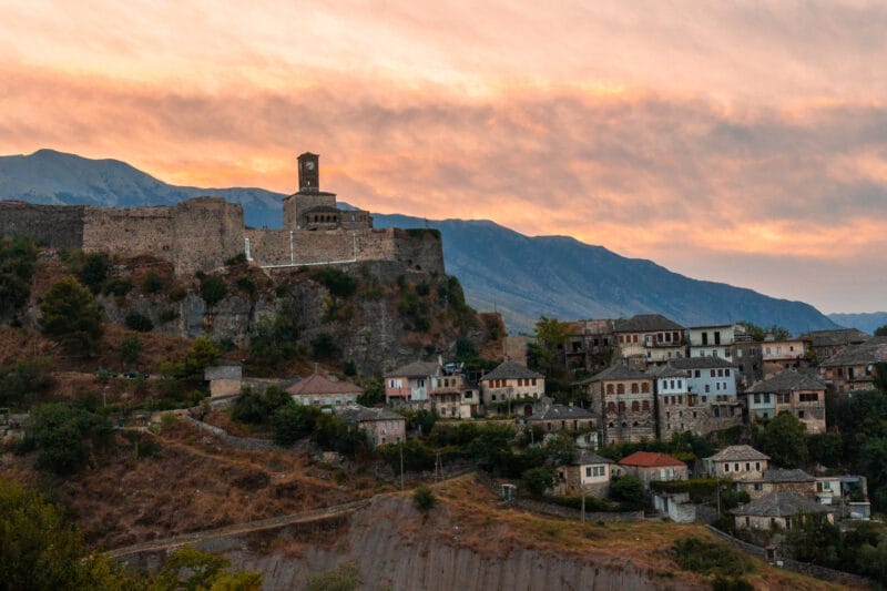 Ciudad histórica de Gjirokastër en Albania, ideal para un itinerario de 5 a 10 días