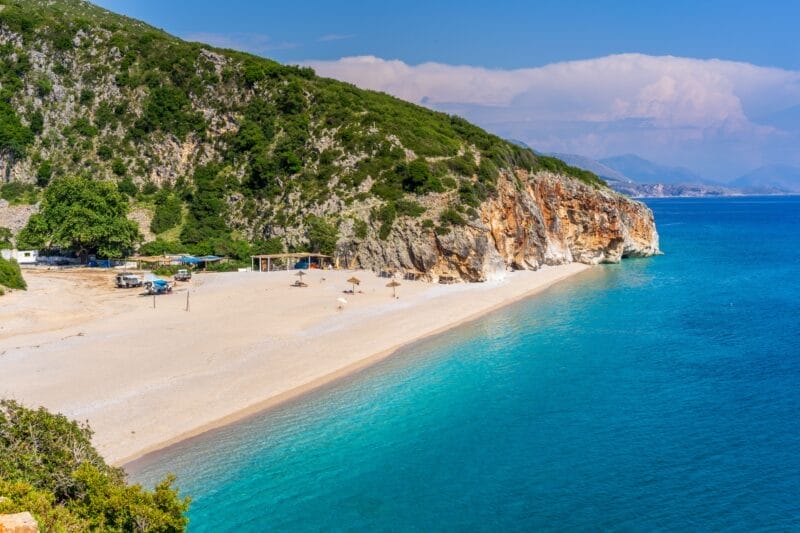 Playa de Gjipe en Albania, una cala escondida ideal para itinerarios de 5 a 10 días