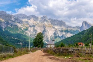 Paisajes montañosos de Theth en Albania, destino perfecto para rutas de 5 a 10 días