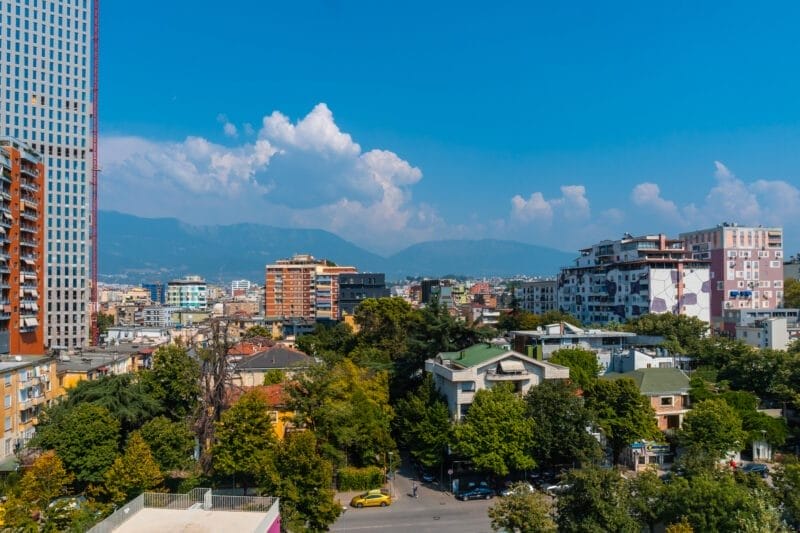 Vista de Tirana, la capital de Albania, ideal para descubrir en un recorrido de 5, 7 o 10 días