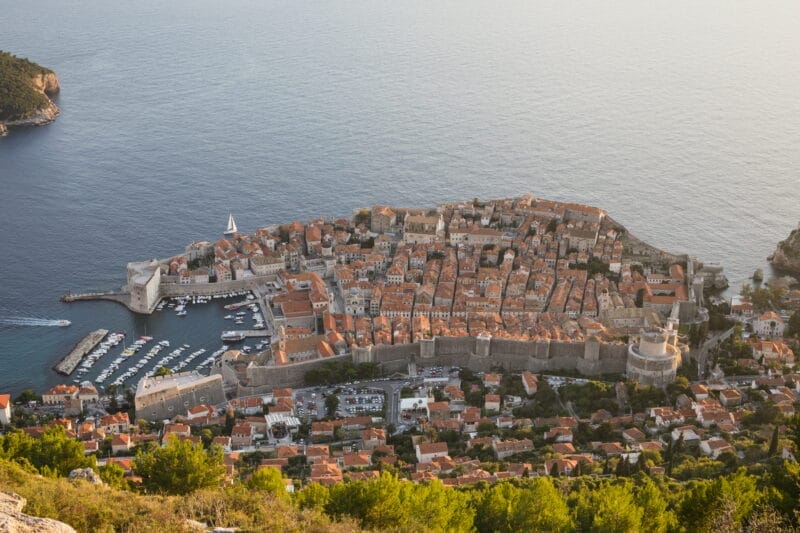 Qué ver en Croacia: vista panorámica de Dubrovnik, ciudad amurallada en la costa.