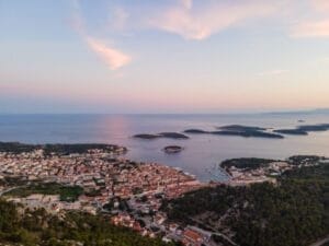 Atardecer en el puerto de Hvar, Croacia, uno de los mejores lugares qué ver en Croacia