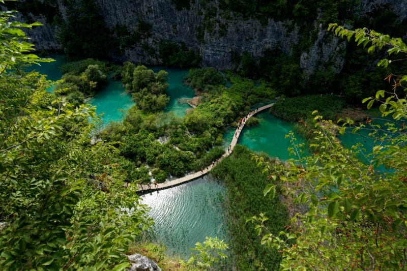 Cascadas en el Parque Nacional de los Lagos de Plitvice, uno de los lugares más bellos que ver en Croacia.