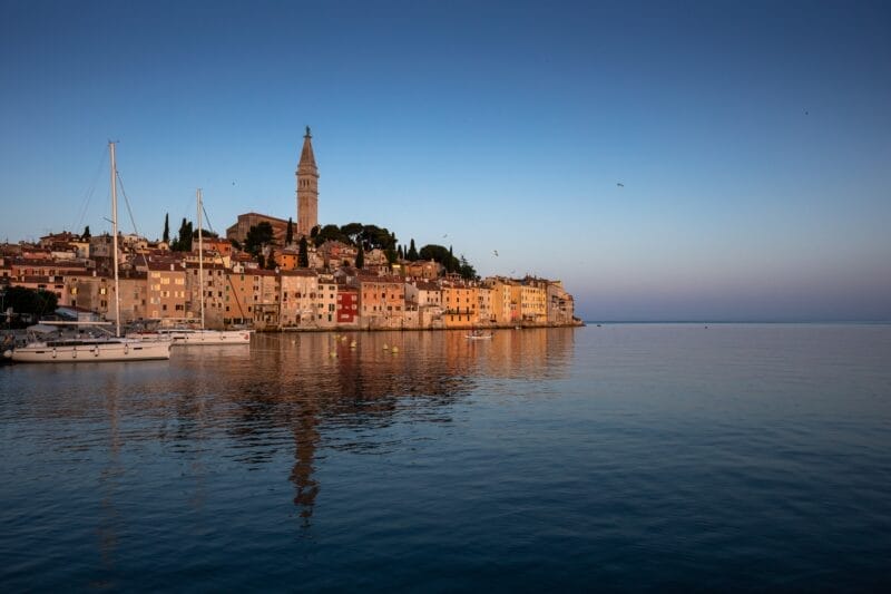 Qué ver en Croacia: vista del casco antiguo de Rovinj, un encantador pueblo pesquero