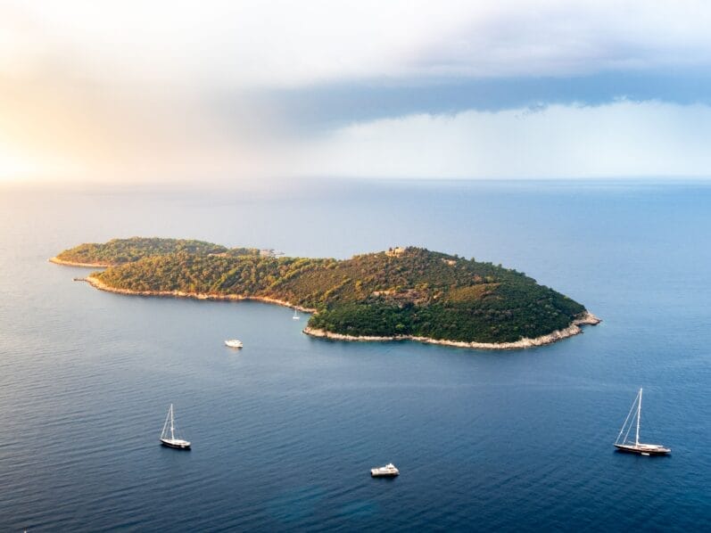 Playa Stiniva en la isla de Vis, Croacia, un destino escondido que ver en el Adriático