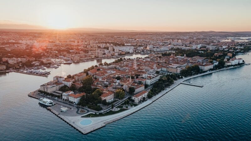 Puesta de sol desde el paseo marítimo de Zadar, Croacia, un destino imperdible que ver