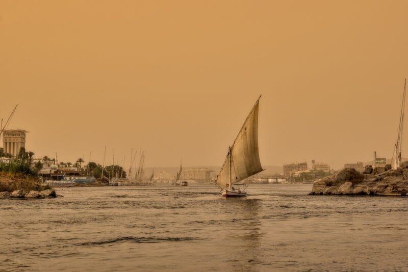 Navegar por el Nilo en una tradicional faluca, una experiencia auténtica que ver en Egipto