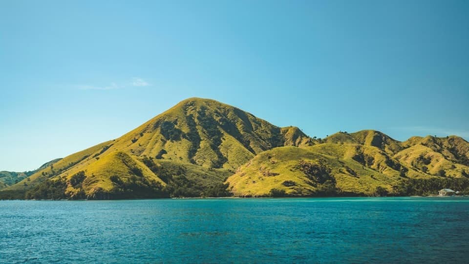 Qué ver en la Isla de Komodo, hogar del famoso dragón, una visita imprescindible en Indonesia.