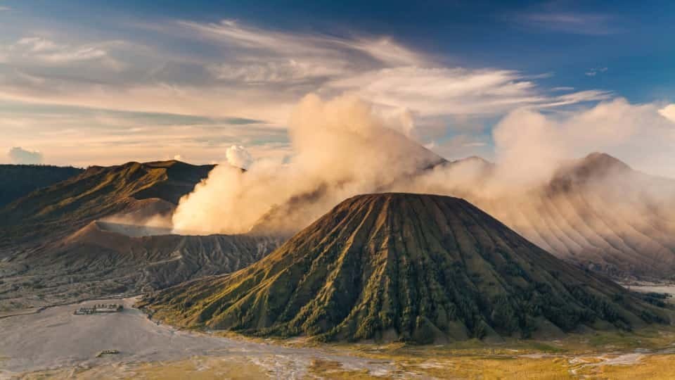 Qué ver en Indonesia: el amanecer sobre el volcán Monte Bromo, una experiencia inolvidable.