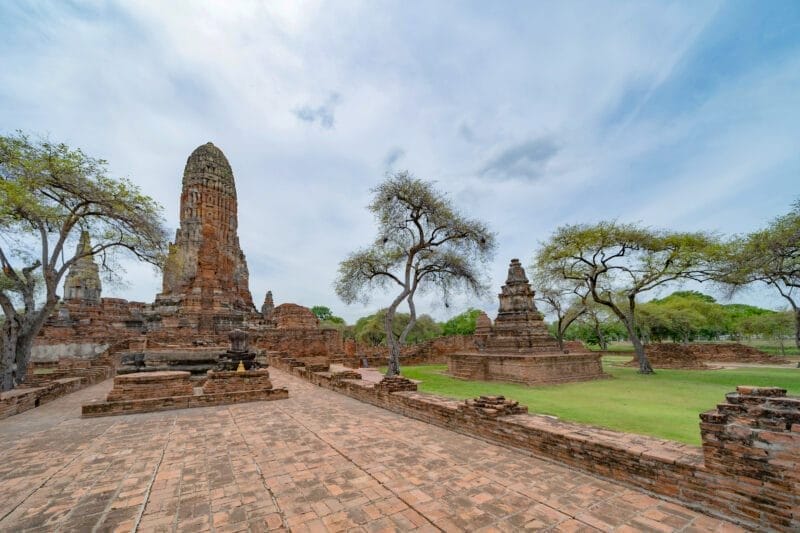 Las antiguas ruinas de Ayutthaya, uno de los sitios históricos más importantes que ver en Tailandia.