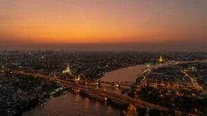 Panorámica de Bangkok, un lugar vibrante que no puedes perderte al visitar Tailandia.