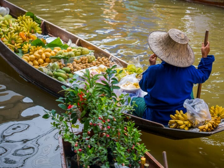 Mercado flotante de Damnoen Saduak, un destino típico que ver en Tailandia.