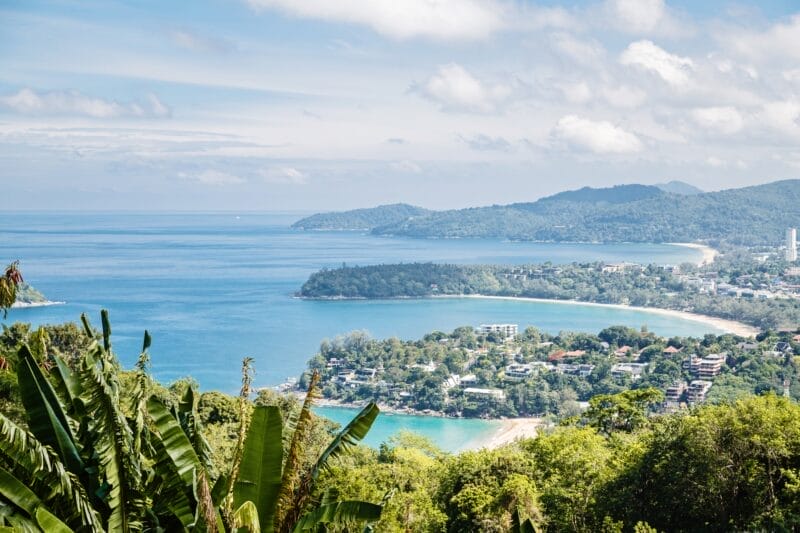 Playa en Phuket, el principal destino turístico de Tailandia, con sus arenas blancas y aguas claras.