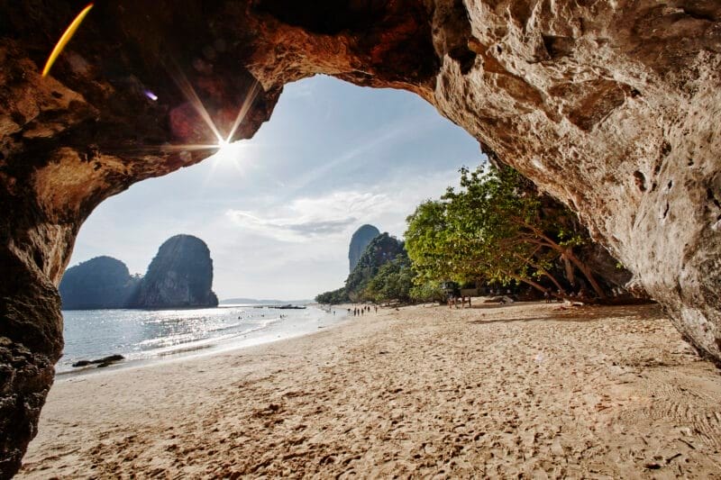 Playa de Railay Beach rodeada de acantilados, una joya natural en Krabi, Tailandia.