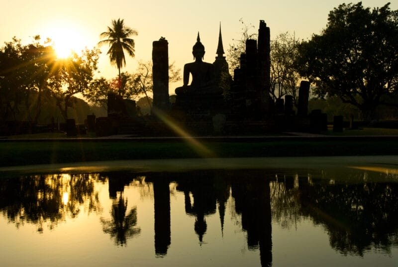 Ruinas de Sukhothai, un importante patrimonio arqueológico que ver en Tailandia.