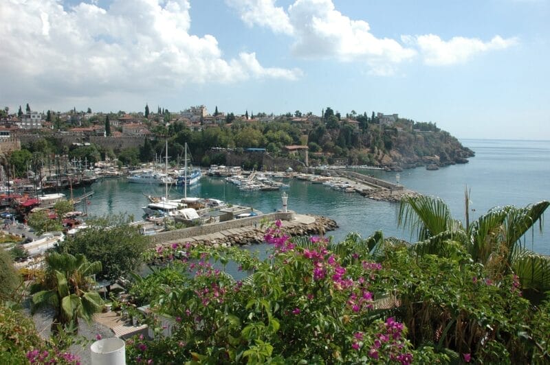 La playa y el casco antiguo de Antalya en Turquía, un destino imprescindible en la costa mediterránea