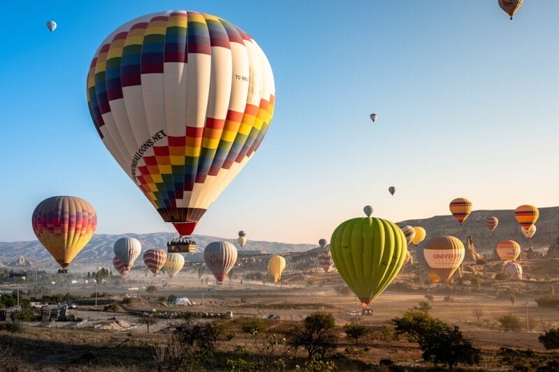 Globos aerostáticos sobre las formaciones rocosas de Capadocia, un lugar único para explorar en Turquía