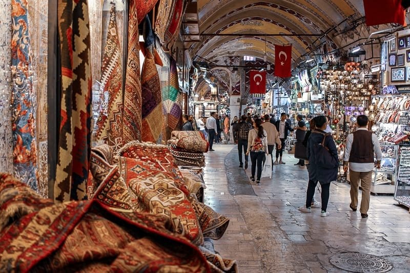 Interior del Gran Bazar de Estambul, atractivo turístico para un viaje de 3, 5, 7 o 10 días